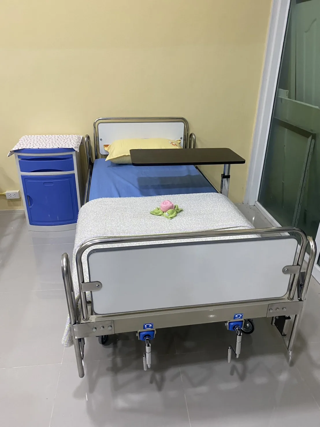 ห้องพักพร้อมเตียงผู้ป่วยปรับระดับได้